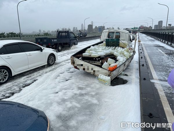 ▲▼華江橋上小貨車被追撞，後車斗清潔用品散落，與雨水混合形成大量泡沫，往來車輛紛紛減速通過             。（圖／記者陳以昇翻攝）