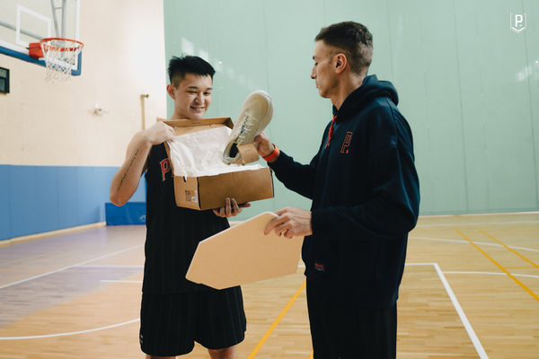 ▲領航猿奪下PLG年度總冠軍，盧峻翔特別送給全隊自己的代言品牌球鞋。（圖／領航猿提供）