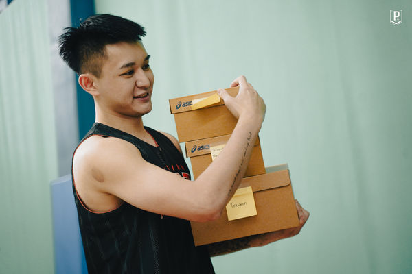 ▲領航猿奪下PLG年度總冠軍，盧峻翔特別送給全隊自己的代言品牌球鞋。（圖／領航猿提供）