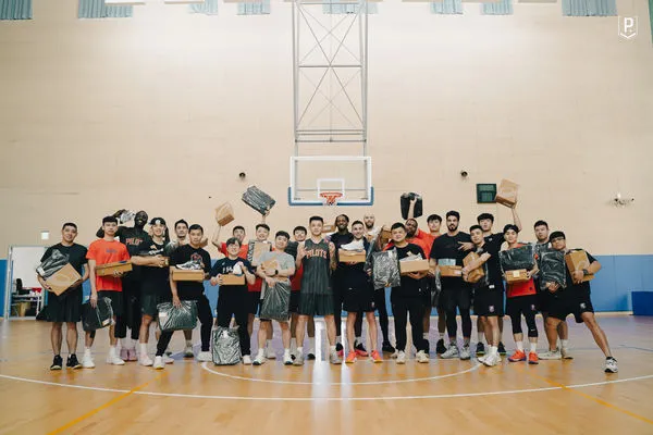 ▲領航猿奪下PLG年度總冠軍，盧峻翔特別送給全隊自己的代言品牌球鞋。（圖／領航猿提供）