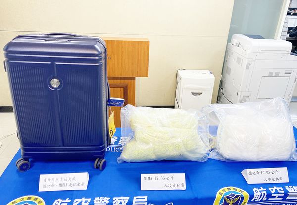▲香港籍肖姓男子今年3月間從瑞士攜毒入境桃園機場，海關與航警人員打開托運行李箱查獲二級毒品搖頭丸與三級毒品K他命等毒品。（圖／航警局提供）