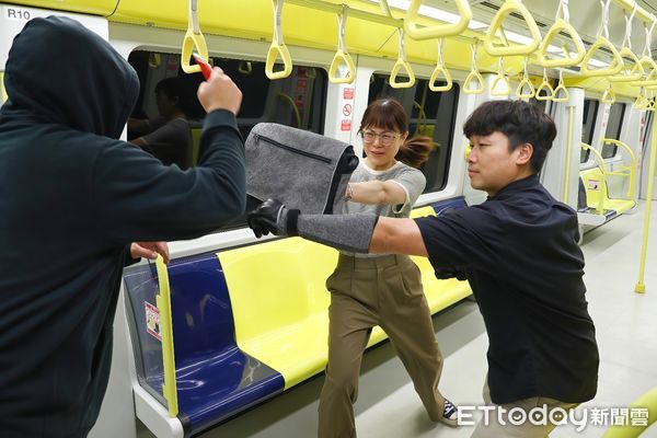 ▲▼  新北捷運新增防刺裝置   。（圖／新北捷運公司提供）