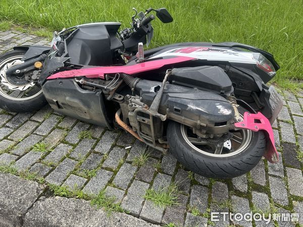▲▼             味全龍球員張政禹駕車右轉時，與後方同向機車發生碰撞。（圖／記者沈繼昌翻攝，下同）