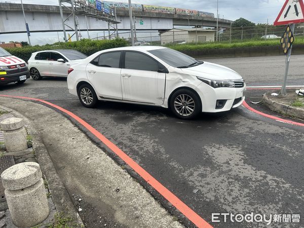 ▲▼             味全龍球員張政禹駕車右轉時，與後方同向機車發生碰撞。（圖／記者沈繼昌翻攝，下同）