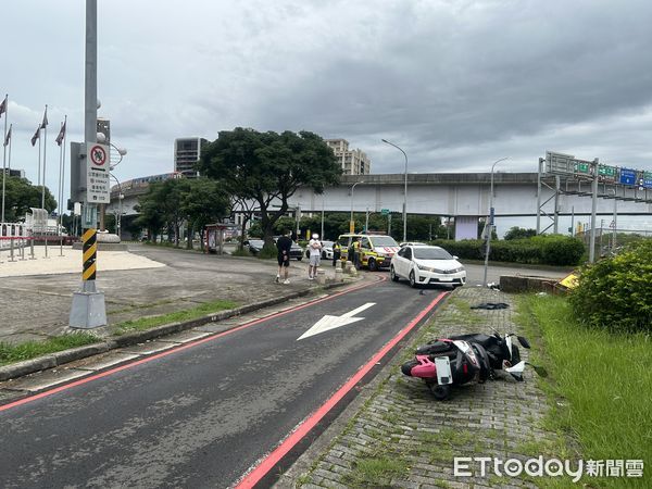 ▲▼             味全龍球員張政禹駕車右轉時，與後方同向機車發生碰撞。（圖／記者沈繼昌翻攝，下同）