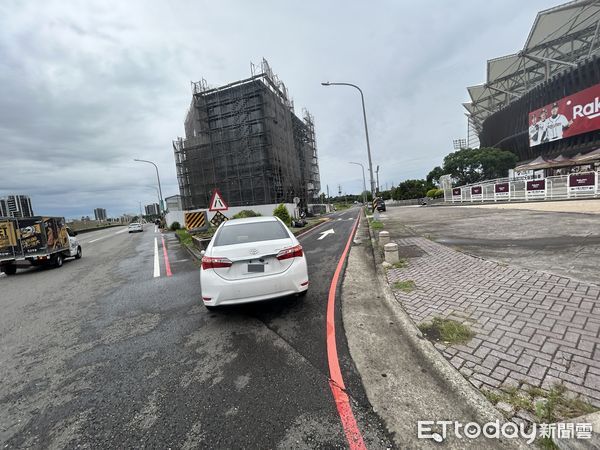 ▲▼             味全龍球員張政禹駕車右轉時，與後方同向機車發生碰撞。（圖／記者沈繼昌翻攝，下同）