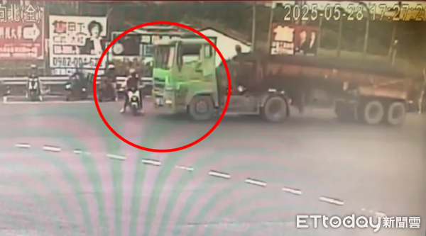 ▲▼驚險畫面曝！砂石車闖紅燈擊落騎士險遭輾　網見狀怒了：硬要闖。（圖／記者賴文萱翻攝）