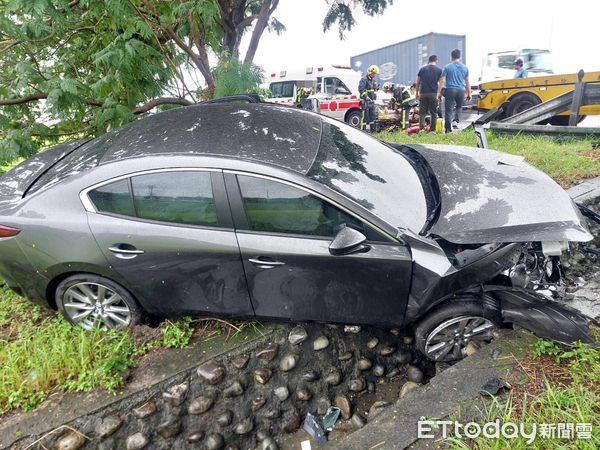 ▲▼台中女開車不明原因衝出國3邊坡，車頭全毀，脖子挫傷。（圖／民眾提供，下同）
