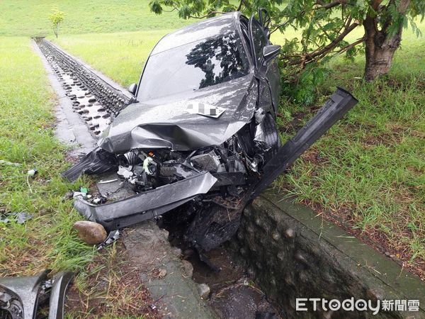 ▲▼台中女開車不明原因衝出國3邊坡，車頭全毀，脖子挫傷。（圖／民眾提供，下同）