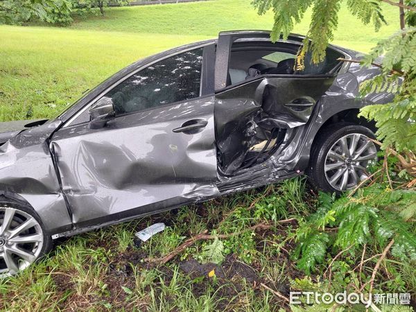 ▲▼台中女開車不明原因衝出國3邊坡，車頭全毀，脖子挫傷。（圖／民眾提供，下同）