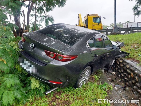 ▲▼台中女開車不明原因衝出國3邊坡，車頭全毀，脖子挫傷。（圖／民眾提供，下同）