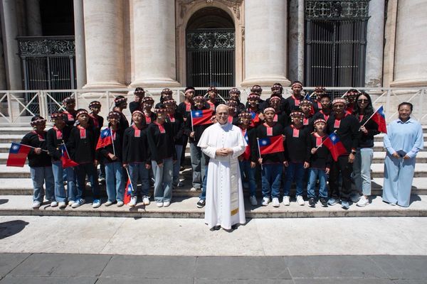 ▲▼教宗與原聲童聲合唱團合影。（圖／外交部提供）