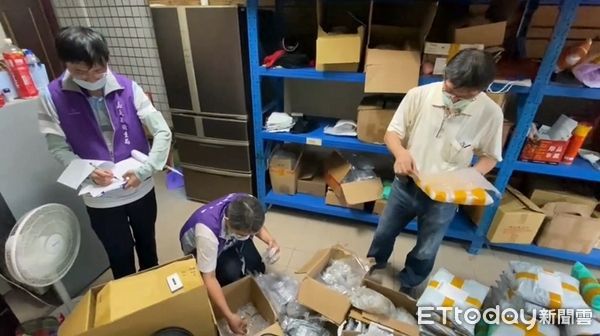 ▲▼ 嘉義縣衛生局與民雄分局昨日（28日）聯手在民雄鄉東湖村查獲一處大型非法電子煙倉儲            。（圖／記者翁伊森翻攝）