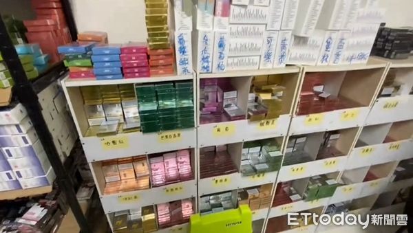 ▲▼ 嘉義縣衛生局與民雄分局昨日（28日）聯手在民雄鄉東湖村查獲一處大型非法電子煙倉儲            。（圖／記者翁伊森翻攝）