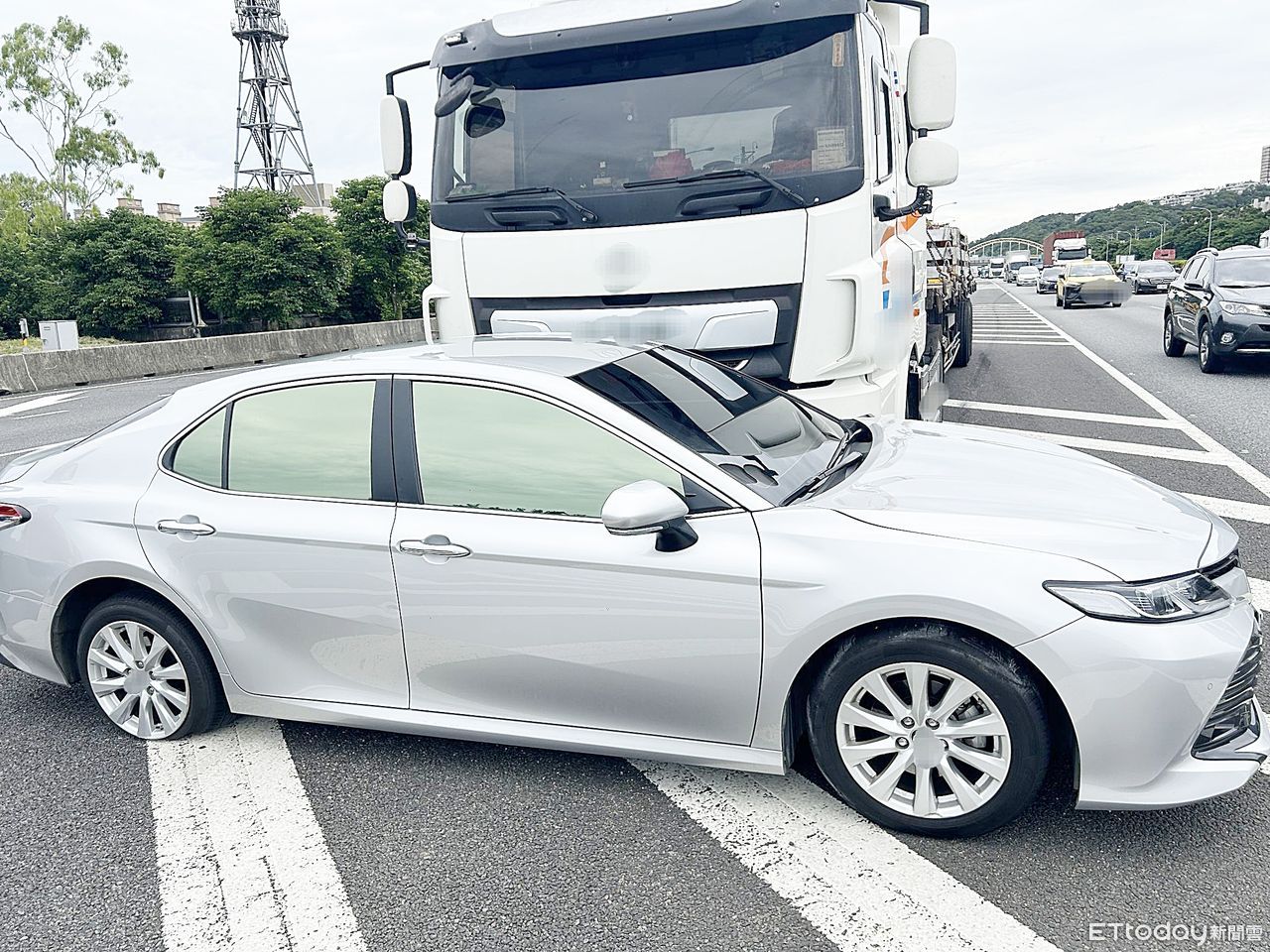 大學長換車道擦撞！自小客打橫「慘被推著走」　驚險畫面曝