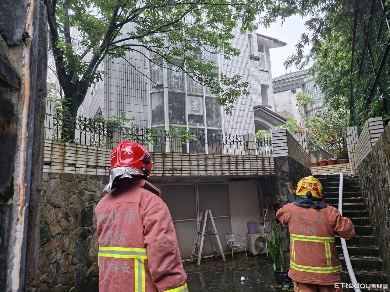 快訊／淡水獨棟民宅火警！濃煙火舌頂樓狂竄　警消出動搶救