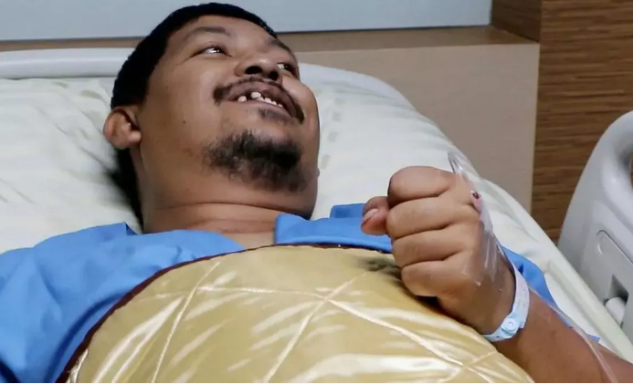 ▲▼蹲馬桶GG突被巨蟒咬！　泰男頂「爆血下體」與3.3m大蟒蛇對戰。（圖／翻攝自Bangpakong News）