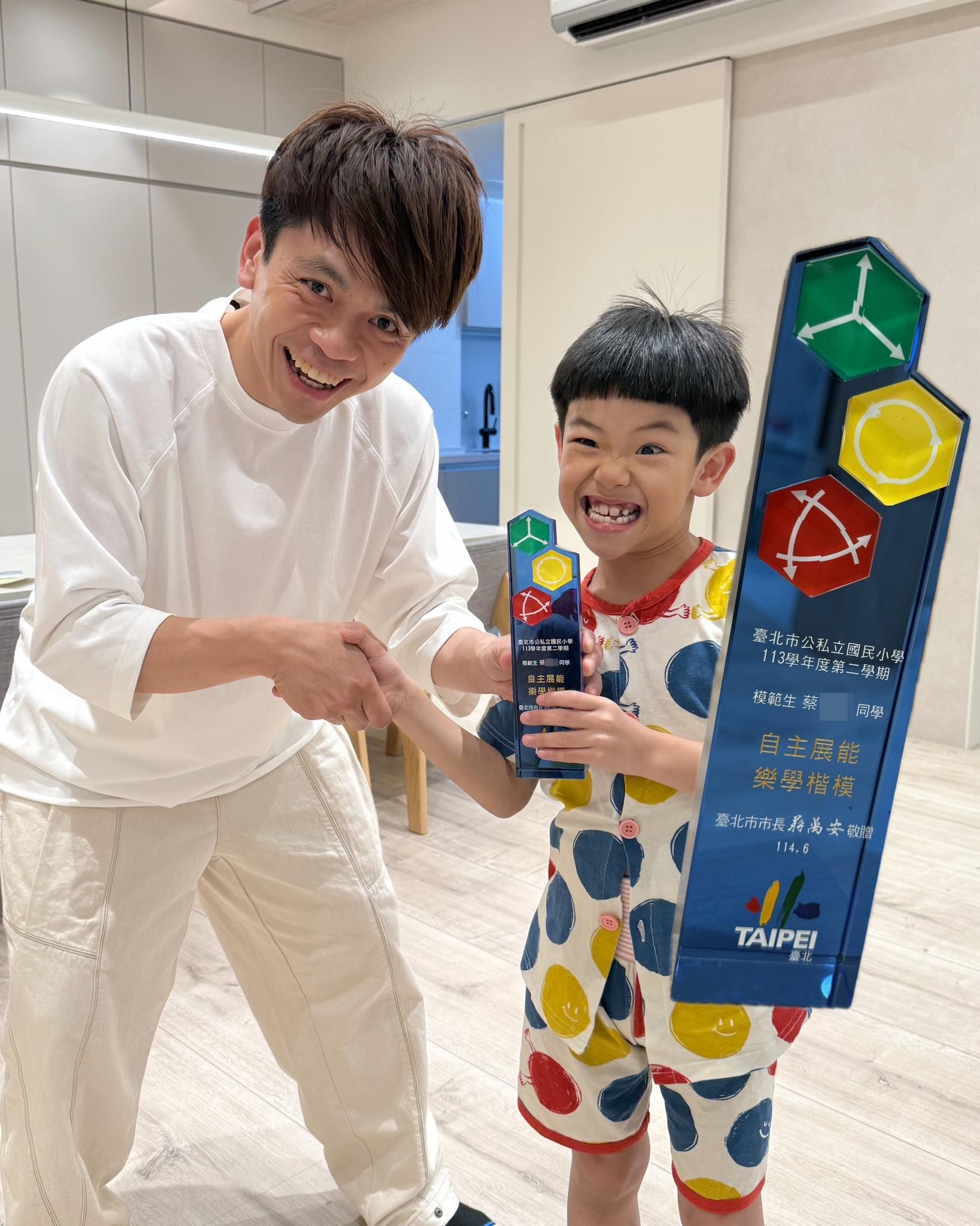 ▲▼小一兒蔡桃貴榮獲本學期模範生，蔡阿嘎笑開。（圖／翻攝自臉書）