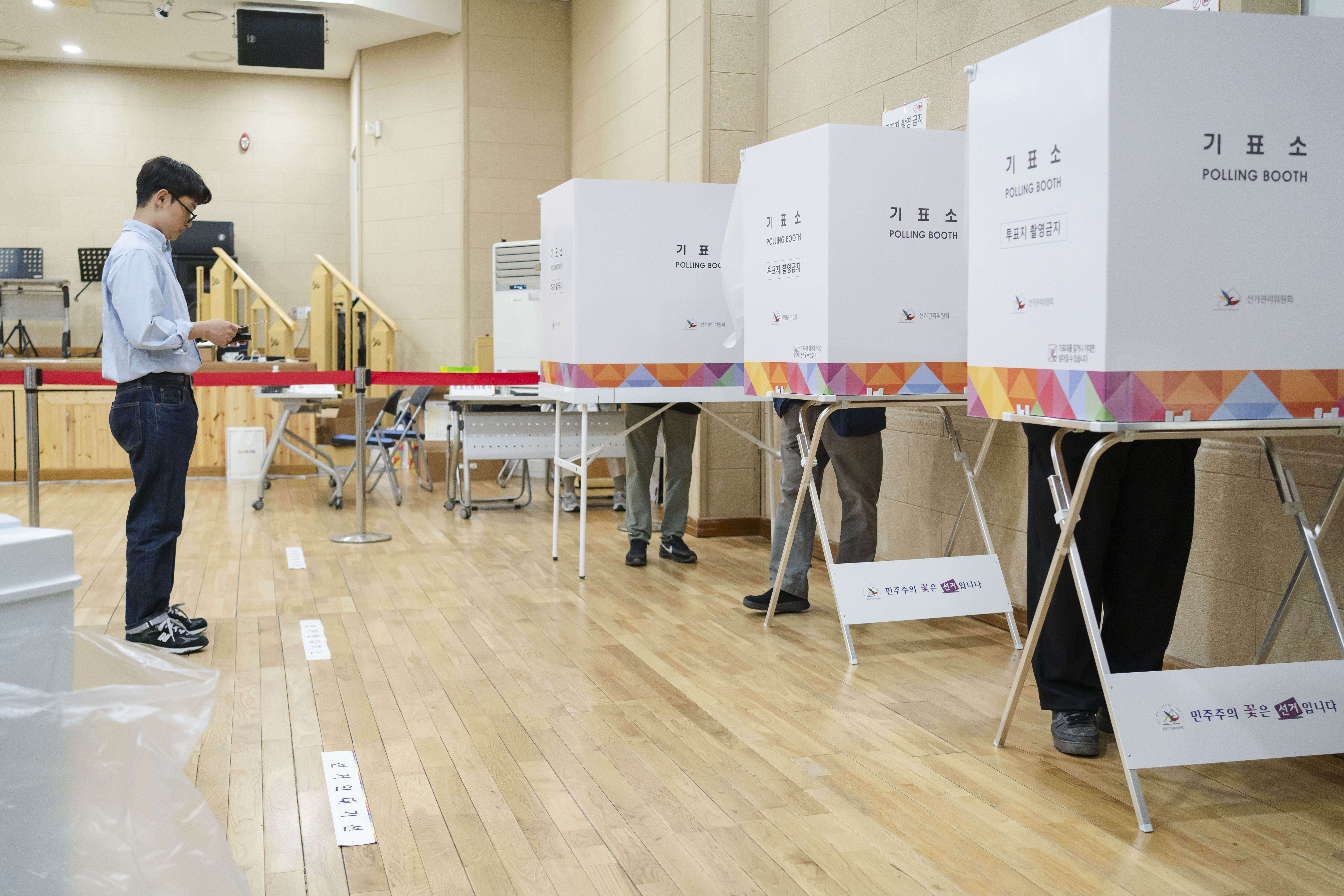 ▲▼南韓總統大選「事前投票」，民眾前往投票所。（圖／達志影像）