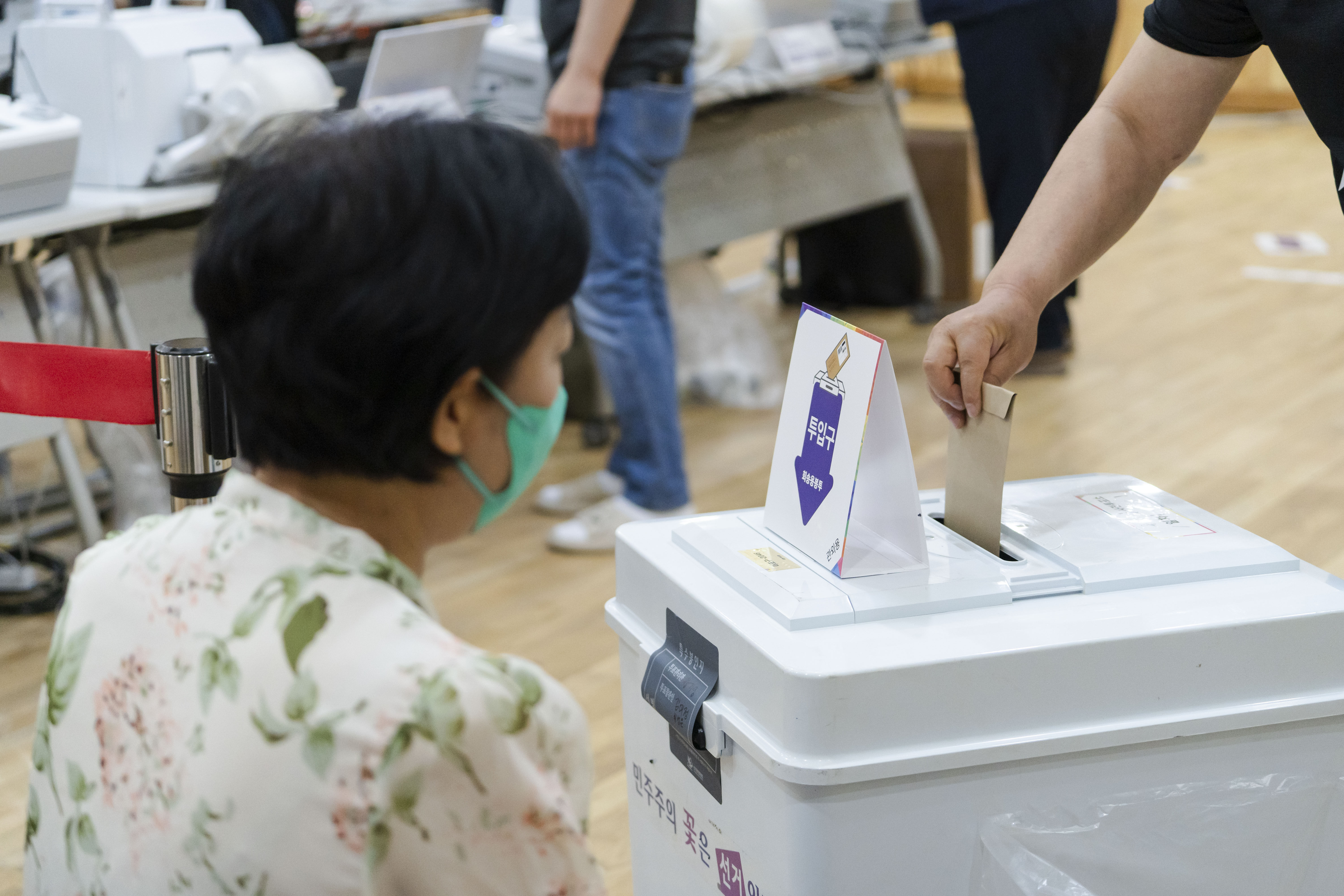 ▲▼在南韓總統大選事前投票中，若要進行「轄區外投票」，必須將選票放進信封中，才能投入投票匭。（圖／達志影像）