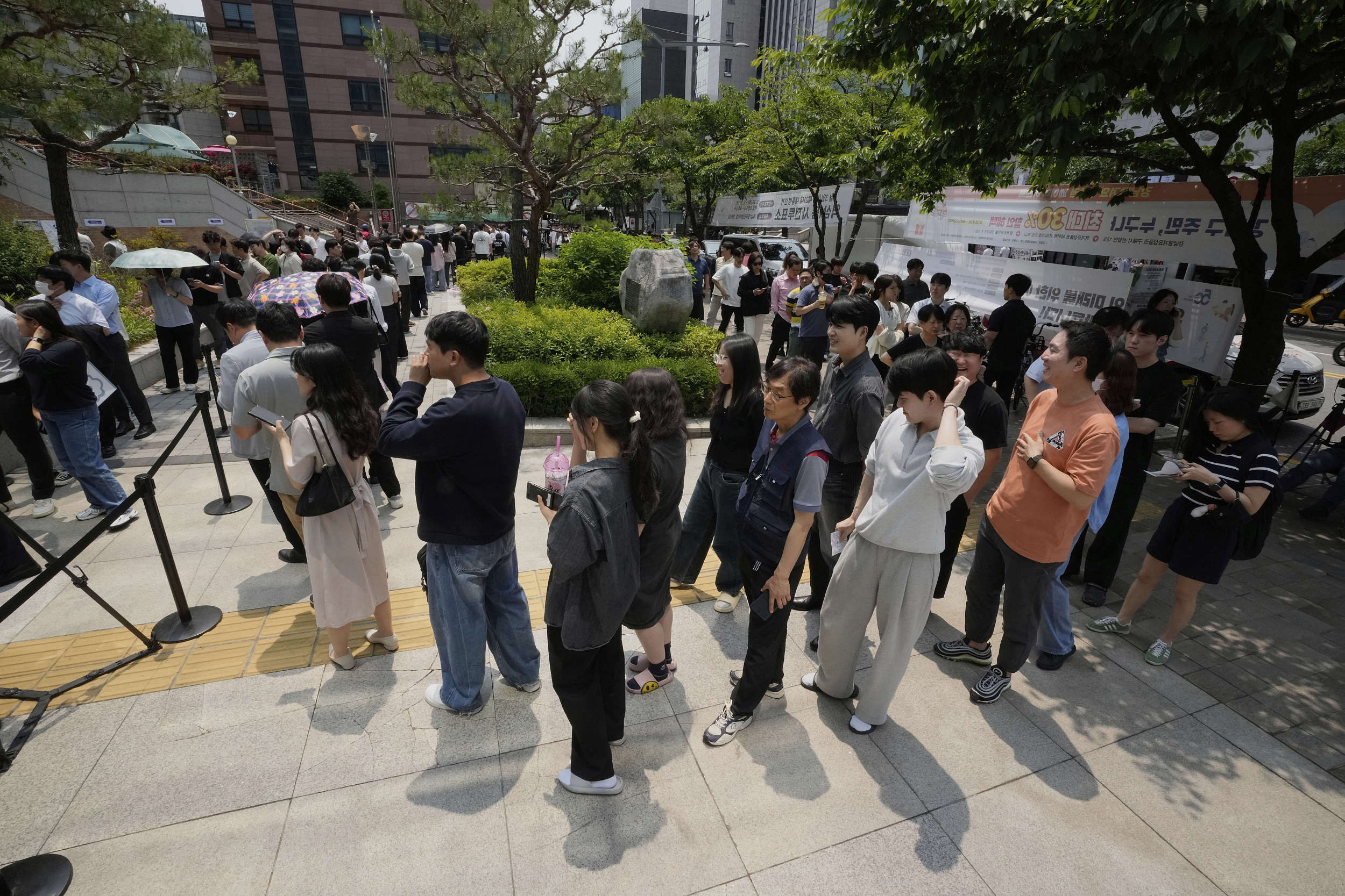 ▲▼南韓首爾民眾排隊等候進行大選事前投票。（圖／VCG）