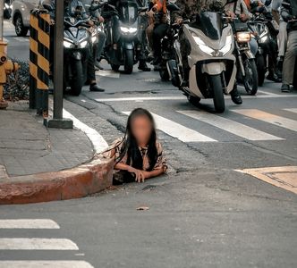 排水孔冒出人頭　菲律賓女子「地底爬出」這一幕瘋傳