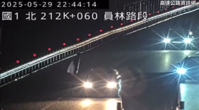 驚悚畫面曝!雨衣男路肩徘徊跨越國道 遭「3車連續撞輾」慘死
