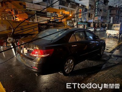快訊/端午連假首日遇停電!台中大雨電桿倒塌 上百戶摸黑待復電