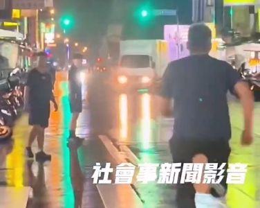 物流車忙送貨忘手剎車倒退嚕！撞毀5機車...駕駛狂追這下慘了