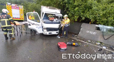雲林貨車天雨路滑失控! 自撞陸橋護欄「車頭爛毀」