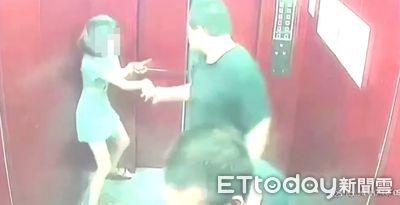 驚恐畫面！淫男尾隨進電梯猛盯短裙妹　她嚇壞竄逃還被強拉手