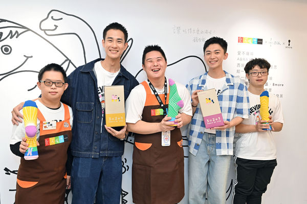 ▲盧彥澤（左）和陳玹宇出席公益活動為《寶島西米樂》宣傳。（圖／台視提供）