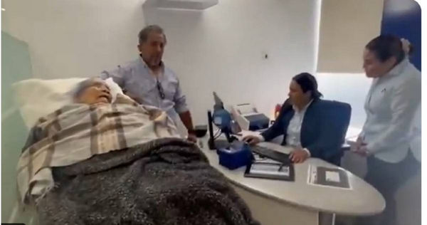 96歲老婦因癱瘓無法自行移動被家人以擔架推進銀行，只為完成身分認證程序。（圖／翻攝自Ｘ）