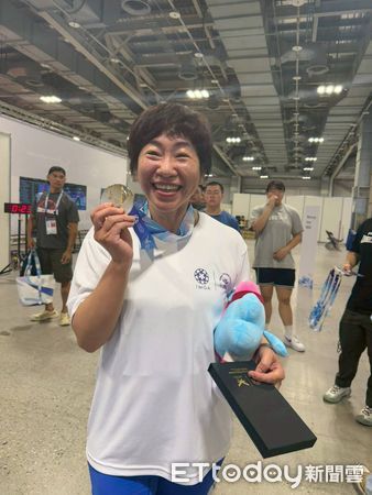 ▲▼台中工業區女所長陳靖宣勤餘不忘健身，勇奪世壯運舉重金牌。（圖／警方提供，下同）