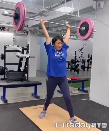 ▲▼台中工業區女所長陳靖宣勤餘不忘健身，勇奪世壯運舉重金牌。（圖／警方提供，下同）