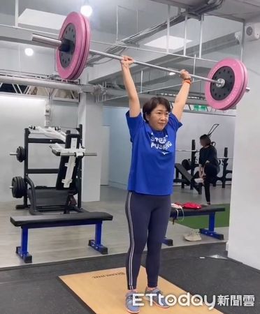 ▲▼台中工業區女所長陳靖宣勤餘不忘健身，勇奪世壯運舉重金牌。（圖／警方提供，下同）