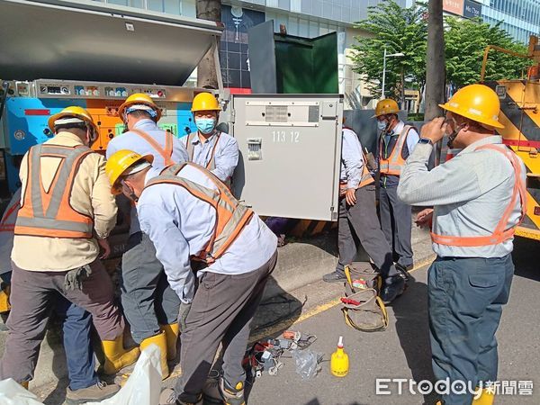 ▲台電台南區處人員近期加強巡檢設備與線路，預防性維護作業持續進行中。（記者林東良翻攝，下同）