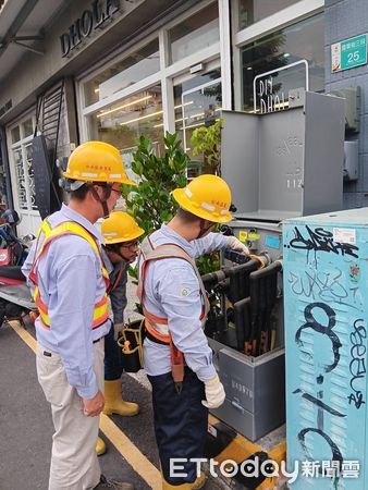 ▲台電台南區處人員近期加強巡檢設備與線路，預防性維護作業持續進行中。（記者林東良翻攝，下同）