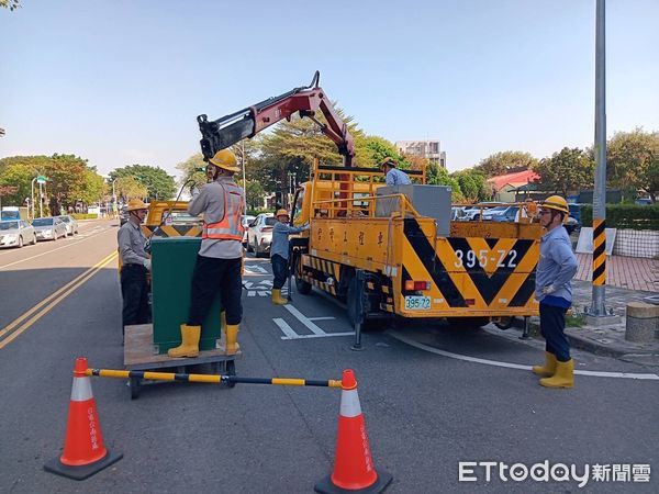 ▲台電台南區處人員近期加強巡檢設備與線路，預防性維護作業持續進行中。（記者林東良翻攝，下同）