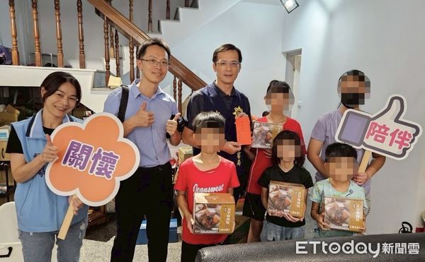 ▲警察局少年警察隊動員少輔員親自將愛心物資送到弱勢及高風險家庭手中，讓他們感受到真誠的關懷與支持。（圖／記者游瓊華翻攝）