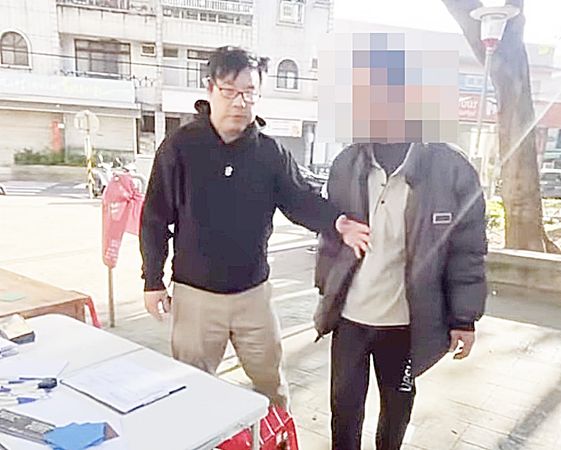 ▲桃園市鄭姓男子今年1月間酒醉後向桃園4選區罷免聯署站咆哮，遭志工勸阻。（圖／翻攝自市議員黃瓊慧臉書）