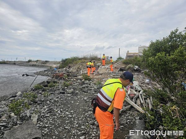▲海巡署中部分署第五巡防區指揮部為防範不肖人士藉機走私相關農漁畜產品謀取不法利益，特於昨日編組友軍單位，針對轄區實施「擴大執檢暨威力掃蕩」專案任務。（圖／記者游瓊華翻攝）