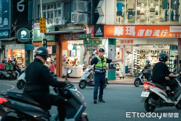 ▲因應端節人潮暴增，花蓮警加強車站周邊及市區重要路口交通疏導。（圖／花蓮警分局提供，下同）