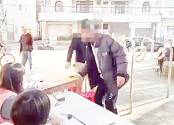 ▲桃園市鄭姓男子今年1月間酒醉後向桃園4選區罷免聯署站咆哮，還揚言「翻桌」。（圖／翻攝自市議員黃瓊慧臉書）