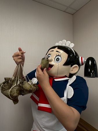 ▲▼機器子現身全台！端午節吃粽子。（圖／羚邦提供）