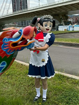 ▲▼機器子現身全台，端午節吃粽子與龍舟合照。（圖／羚邦提供）