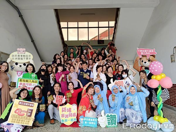 ▲移民署南區事務大隊台南市第一服務站邀請新住民參與多元文化活動，新住民開心拿著越南粽歡慶端午。（圖／記者林東良翻攝，下同）