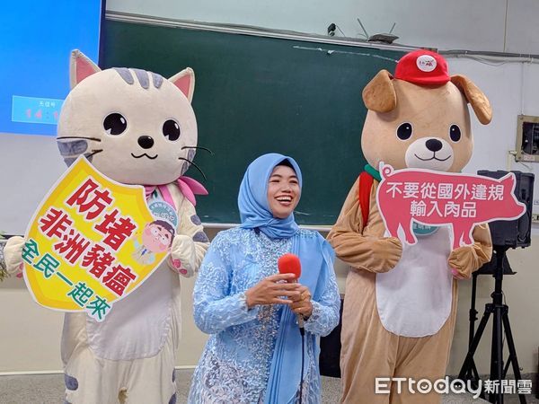 ▲移民署南區事務大隊台南市第一服務站邀請新住民參與多元文化活動，新住民開心拿著越南粽歡慶端午。（圖／記者林東良翻攝，下同）