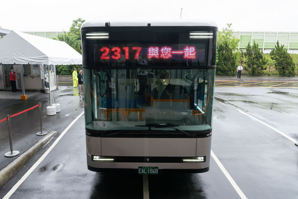 ▲▼鴻海股東會，派出與股票代號「2317」相同的電動巴士接送股民。（圖／鴻海是供）