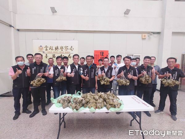 ▲吳祥斌主任代表台西警友辦事處帶著粽子前往到警分局，藉著一顆顆的粽子表達關心與祝福，分局長李宗儒代表同仁接受慰問。（圖／記者游瓊華翻攝）